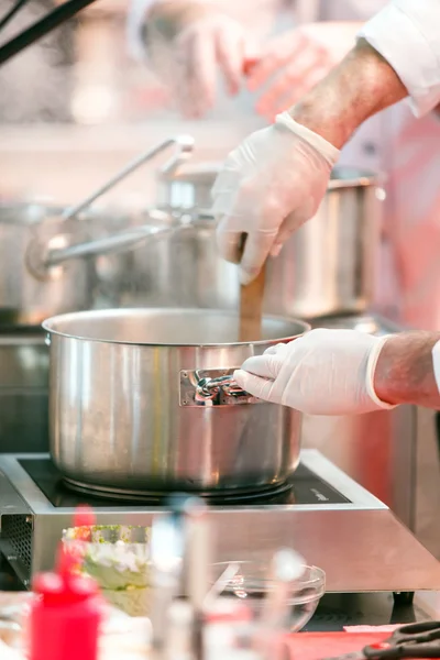 Chef de restaurante en el trabajo — Foto de Stock