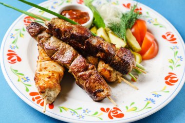 Patates ve salatalı kebap.