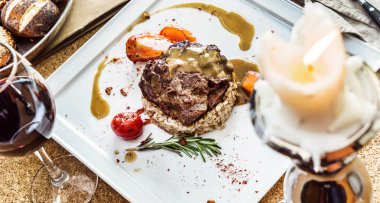 buğday ve plaka üzerinde et