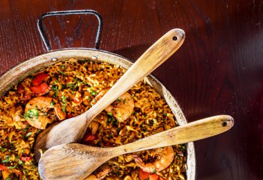 Deniz ürünleri Paella tavası