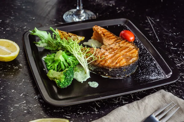 Grilled salmon steak — Stock Photo, Image