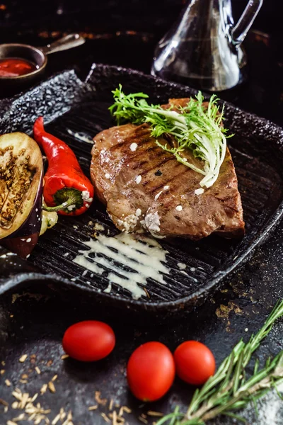 Steak panggang dengan sayuran — Stok Foto