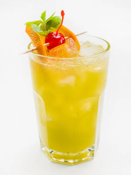 Glas van kleurrijke cocktail — Stockfoto