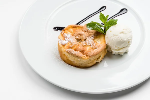 Smakelijk dessert op bord — Stockfoto