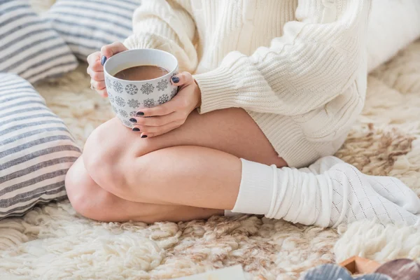 Frau mit heißem Kakao — Stockfoto