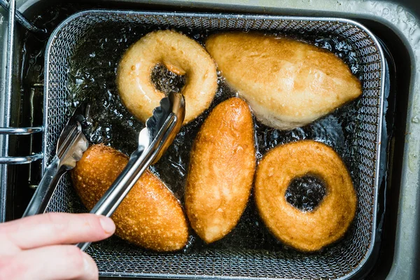 Homem cozinhar donuts — Fotografia de Stock