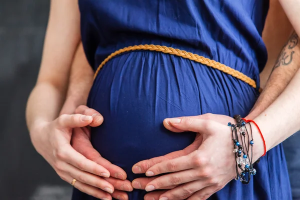 Mann umarmt seine schwangere Frau — Stockfoto