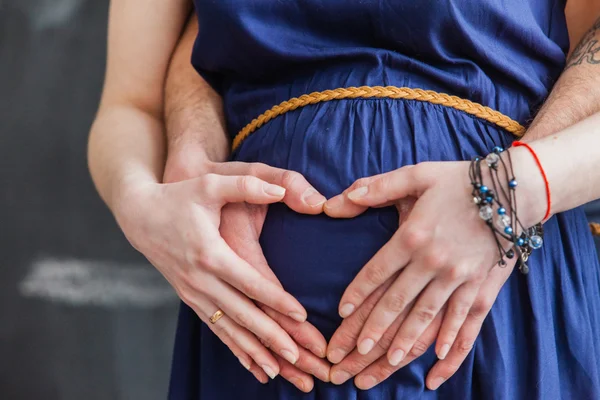 L'uomo abbraccia la sua donna incinta — Foto Stock