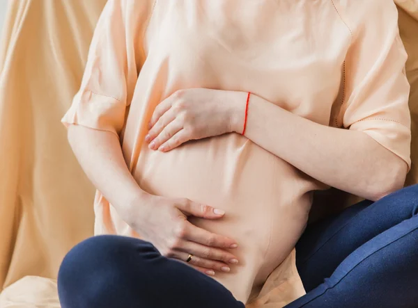 Mujer sosteniendo su barriga — Foto de Stock