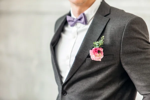 Elegante man in pak — Stockfoto