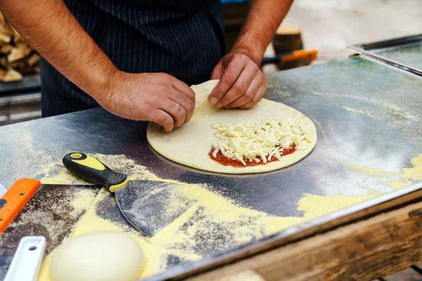 Šéfkuchař připravující pizzu — Stock fotografie