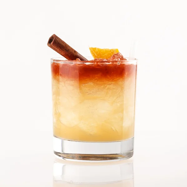 Glas van kleurrijke cocktail — Stockfoto