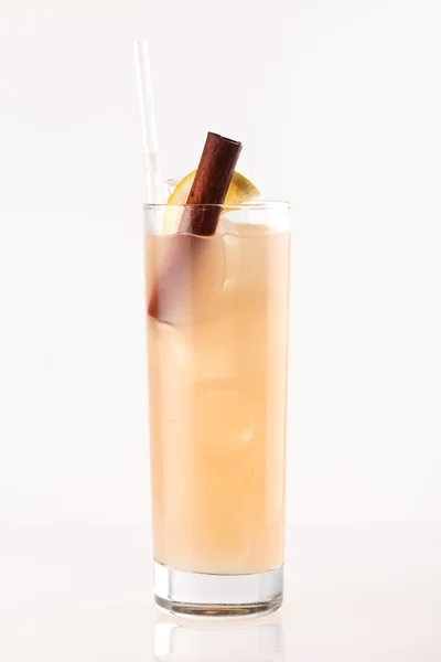 Glass med fargerik cocktail – stockfoto