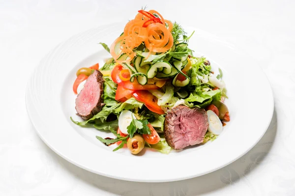 Plaat van smakelijke salade — Stockfoto