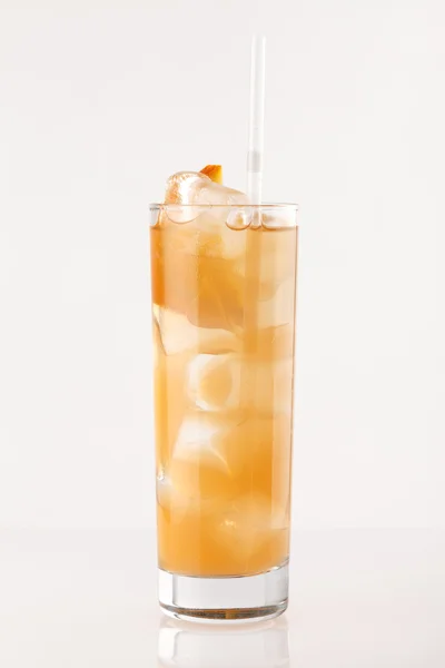 Glass med fargerik cocktail – stockfoto