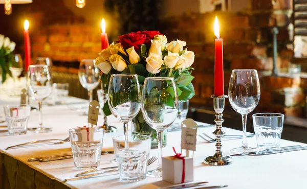 Διακοσμημένο τραπέζι γάμου με κίοσκια — Φωτογραφία Αρχείου