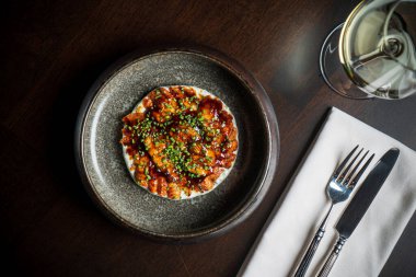 Yılan balığı carpaccio ve beyaz şarap.