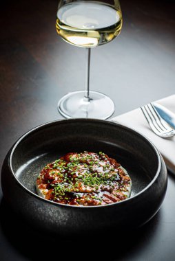 Yılan balığı carpaccio ve beyaz şarap.