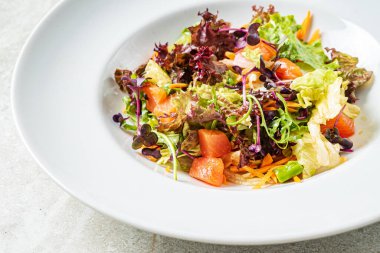 Somon ve sebzeli taze salata.