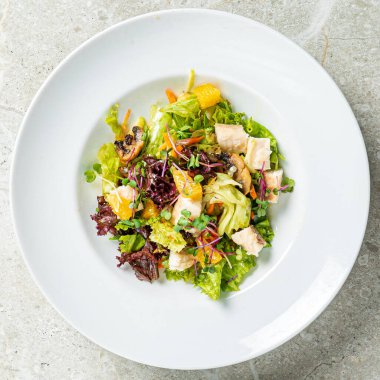 Tavuk ve sebzeli taze salata.