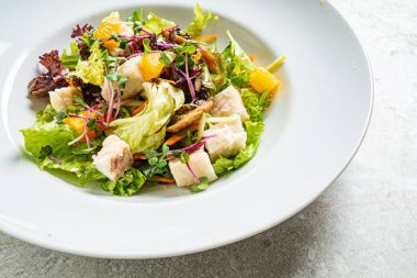 Tavuk ve sebzeli taze salata.