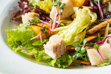 Tavuk ve sebzeli taze salata.