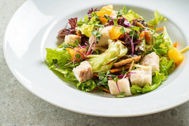 Tavuk ve sebzeli taze salata.