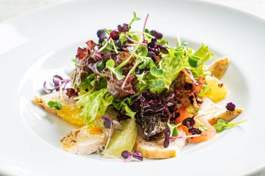 Tavuk ve sebzeli taze salata.