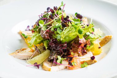 Tavuk ve sebzeli taze salata.