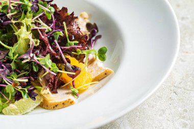 Tavuk ve sebzeli taze salata.