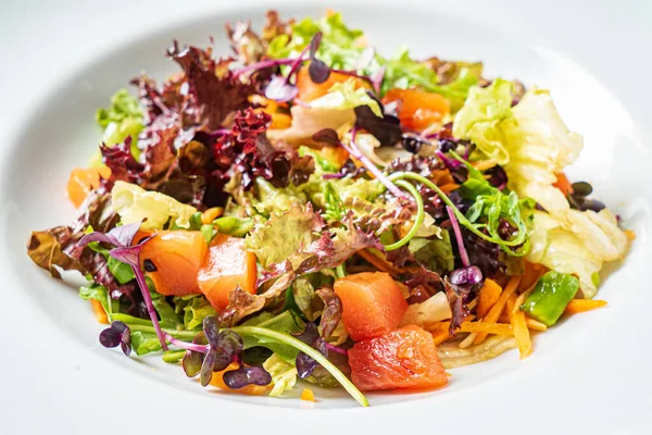 Salada Fresca Com Salmão Legumes — Fotografia de Stock