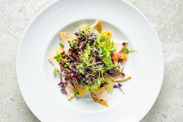 Tavuk ve sebzeli taze salata.