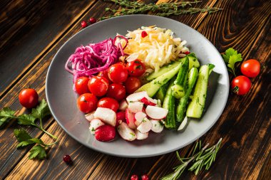 ahşap arka planda sebzeler.