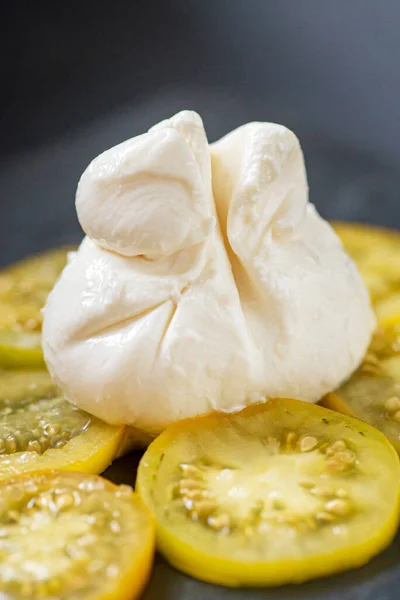 Domácí Burrata Sýr Talíři — Stock fotografie