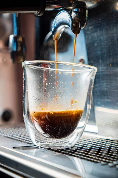 Primer Plano Del Espresso Que Vierte Máquina Café Cervecería Café —  Fotos de Stock