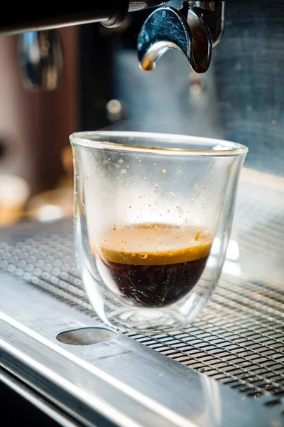 Primer Plano Del Espresso Que Vierte Máquina Café Cervecería Café —  Fotos de Stock