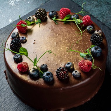 böğürtlen ve ahududulu çikolatalı pasta.