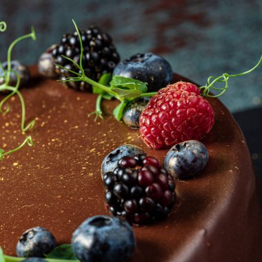 böğürtlen ve ahududulu çikolatalı pasta.