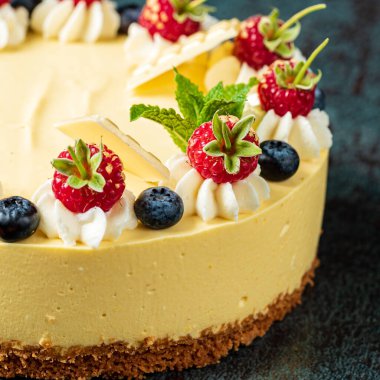 Berris ve çikolatalı cheesecake.