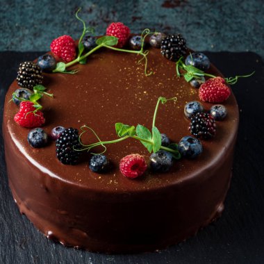 böğürtlen ve ahududulu çikolatalı pasta.