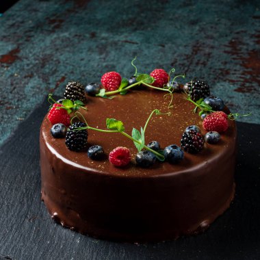 böğürtlen ve ahududulu çikolatalı pasta.