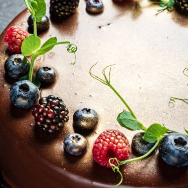 böğürtlen ve ahududulu çikolatalı pasta.