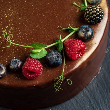 böğürtlen ve ahududulu çikolatalı pasta.