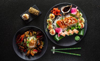 Siyah arkaplanda Asyalı seti