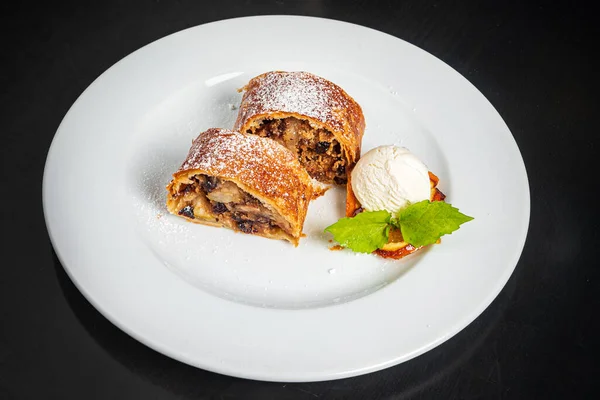 Strudel Met Vanille Ijs — Stockfoto