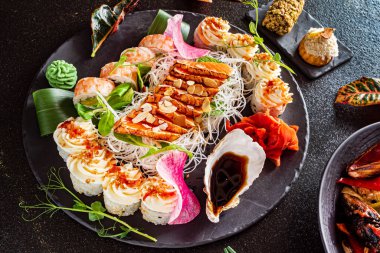 Siyah arkaplanda Asyalı seti