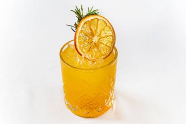 Beyaz arka planda kokteyl