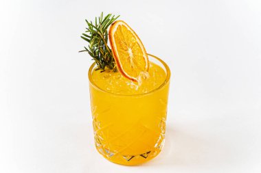 Beyaz arka planda kokteyl