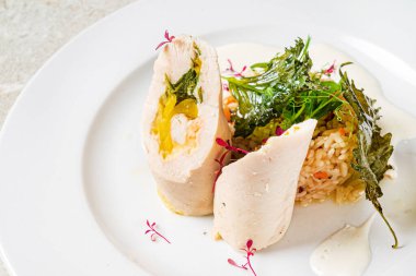 Mangolu tavuk sarması ve pilav.