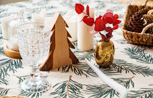 コーンとキャンドル付きクリスマステーブル — ストック写真